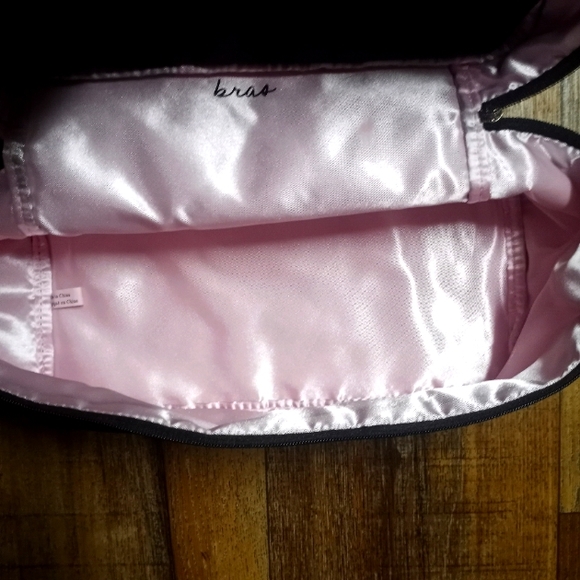 Victoria's Secret Undies and Bra Travel Case with Zip Pouch - Picture 5 of 7